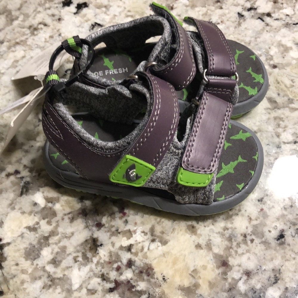🦈NWT Grey & Green Baby Shark Sandals- size 4 - Picture 2 of 5